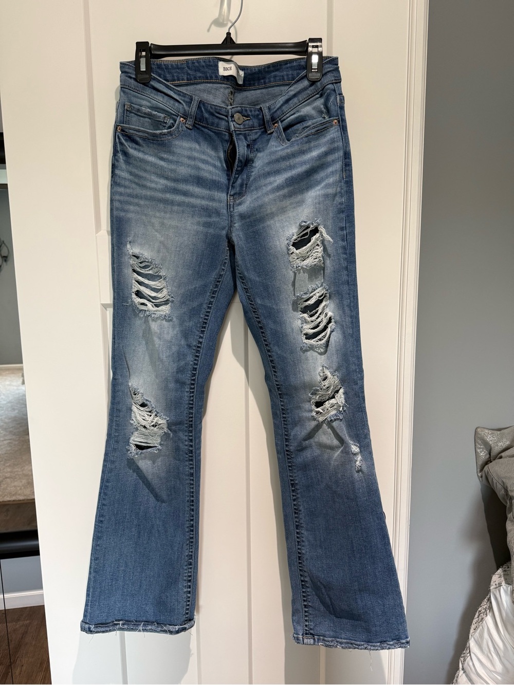 BKE Payton universal fit mid-rise bootcut factory distressed jeans size 28 x 31.